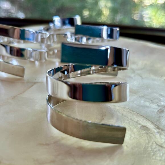 Set of 4 Modern Silver-Plated Spiral Napkin Rings – Minimalist Table Decor - Picture 3 of 15